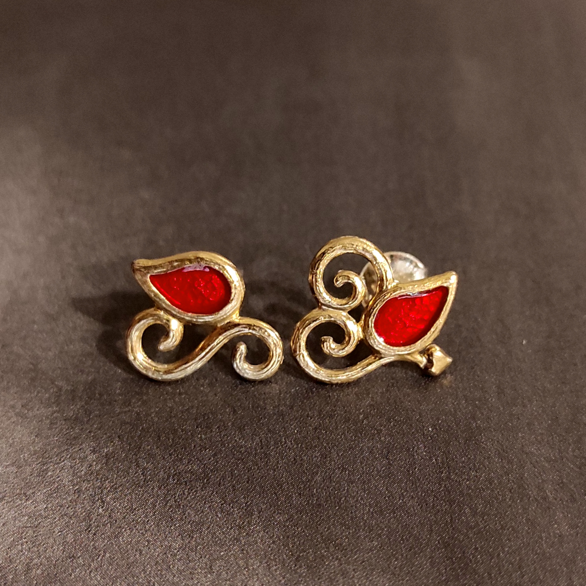 Orecchini pendenti a forma di labbra con cuore e strassrosso