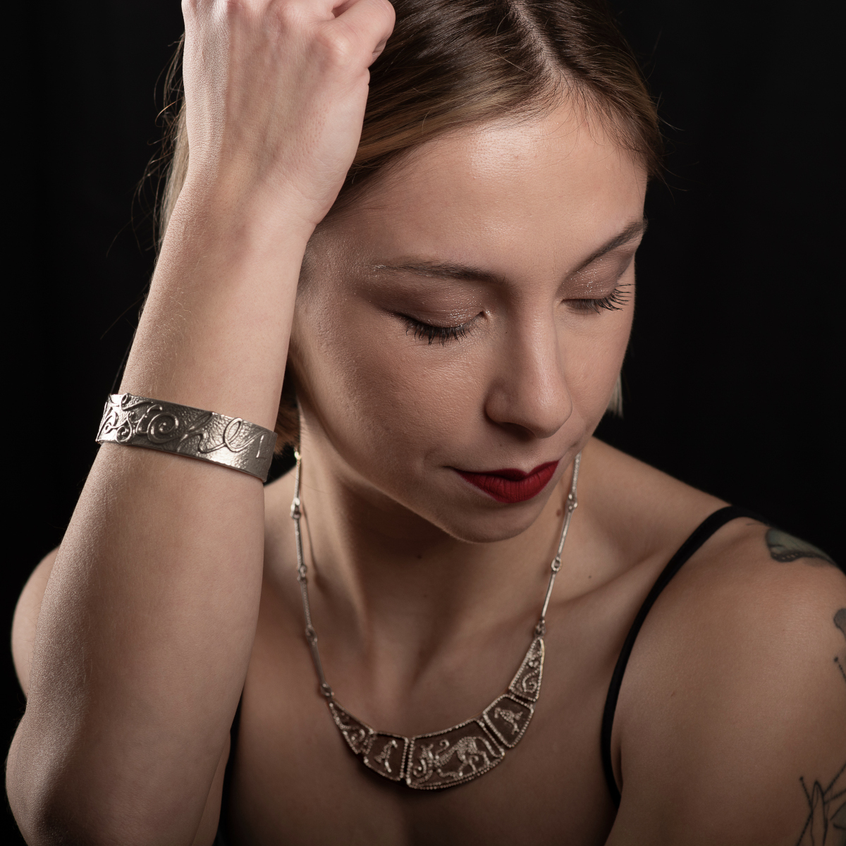 JewelryWe Bracciale Vergine Maria In Acciaio – Gioiello Religioso Con Croce E Medaglia Miracolosa – Regalo Cresima Per Donna