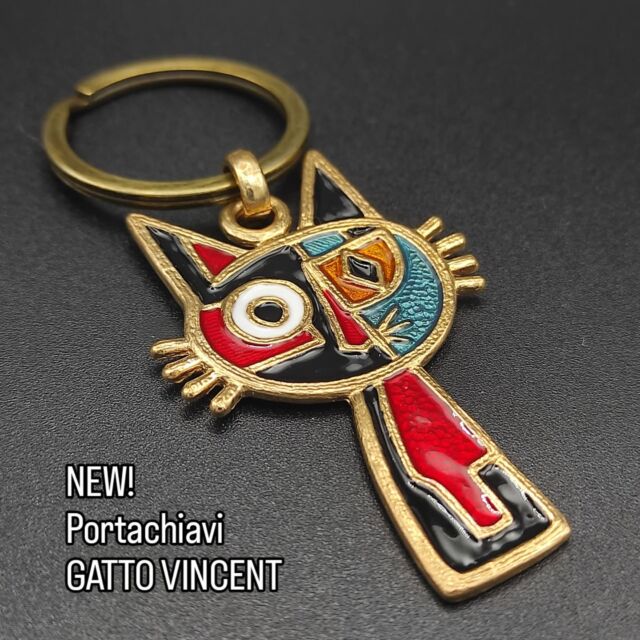 Colori che raccontano storie, forme che parlano d’arte.  Scopri Gatto Vincent, il portachiavi artigianale in bronzo e smalto colorato ispirato al mondo onirico di Mirò. Un omaggio alla creatività, firmato Raffaellá.  Ogni dettaglio è unico, ogni pezzo è fatto a mano con passione e fantasia.  Porta con te, ovunque tu vada, un piccolo capolavoro d’arte.  Raffaellá Gioielli Artigianali 
Via Giuseppe Mantellini 18B, Roma 
www.raffaellagioielli.it  #RaffaelláGioielli #GattoVincent #MiròInspired #PortachiaviArtistico #FattoAMano #BronzoESmalto