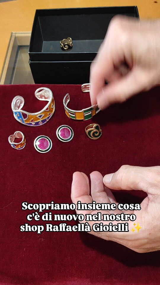 Nuovi arrivi da Raffaellá Gioielli!  Scopri la magia dell’artigianato:
gioielli in argento e bronzo,
rifiniti a mano con smalti colorati.
Unici, brillanti, irresistibili.  Ti aspettiamo in negozio!  Raffaellá Gioielli Artigianali 
Via Giuseppe Mantellini 18B, Roma 
www.raffaellagioielli.it  #RaffaelláGioielli #GioielliArtigianali #NuoviArrivi #GioielliUnici #HandmadeJewelry #BronzoESmalto #ArgentoArtigianale #MadeInItaly #StileUnico #GioielliColorati #FashionDetails #BijouxDesign #GioielliContemporanei #ArtisanJewelry #DesignItaliano
