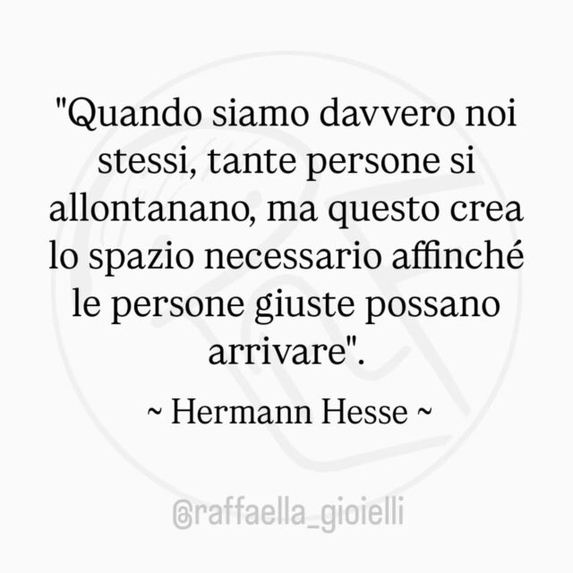 Essere "davvero noi stessi" significa vivere in modo autentico, esprimendo pensieri, emozioni e valori personali senza maschere o compromessi dettati dal desiderio di piacere agli altri. È un atto di coraggio, perché implica l’accettazione del rischio di non essere compresi o approvati.  Molte persone si abituano a una versione di noi che è filtrata, moderata, o addirittura finta. Quando smettiamo di soddisfare le aspettative altrui per vivere in coerenza con la nostra verità interiore, chi era legato solo all'apparenza o al compromesso può allontanarsi. Questo non è necessariamente negativo: è un processo naturale di selezione.  La “partenza” di chi non è in sintonia con la nostra autenticità libera energie, tempo ed emozioni. Questo “spazio” non è solo metaforico: ci permette di accogliere relazioni più vere, più profonde, basate sull’accettazione reciproca. Le “persone giuste” sono quelle che risuonano con ciò che siamo davvero, e non con l’immagine che proiettavamo.  La frase suggerisce che questo processo di perdita e guadagno è parte integrante della crescita personale. Non si può costruire una vita autentica senza affrontare qualche distacco. È un invito alla fiducia: ciò che si perde è solo ciò che non era destinato a restare.  Hesse, noto per la sua esplorazione dell’anima umana e del percorso individuale, qui ci ricorda che l’autenticità ha un prezzo, ma anche una ricompensa: ci libera e ci prepara a incontri più veri, profondi e nutrienti.  #SiiTeStesso #Autenticità #CrescitaPersonale #FrasiDelGiorno #Riflessioni #SpazioInteriore #AnimaLibera #CitazioniMotivazionali #VibrazioniPositive #HermannHesse #EssereAutentici #PoesiaVisiva #PensieriProfondi