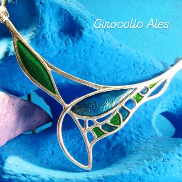 Arles
Un frammento di cielo e terra,
dove il blu della notte e il verde dei campi si incontrano
come pennellate sul cuore.  Questo girocollo in argento, forgiato a mano,
porta con sé l’anima inquieta e luminosa di Van Gogh,
i silenzi dorati di Arles,
i colori che parlano senza bisogno di parole.  Un gioiello come una piccola poesia da indossare.
💙💚  #Arles #GioielliPoetici #VanGogh #ArteDaIndossare #GioielliArtigianali #ArgentoESmalto #FattoAMano #LuceEDesiderio
