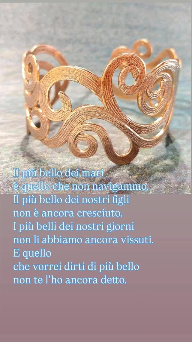 “Il più bello dei mari” di Nâzım Hikmet, uno dei più celebri poeti turchi del XX secolo.  Questa poesia, composta nel 1942 durante la prigionia di Hikmet, è un inno alla speranza e alla fiducia nel futuro.  Attraverso la ripetizione dell'espressione "il più bello", il poeta sottolinea l'idea che le esperienze più significative e le parole più profonde siano ancora da vivere e da pronunciare.  Il componimento invita a guardare avanti con ottimismo, suggerendo che il meglio deve ancora venire.  La poesia è stata tradotta in italiano da Joyce Lussu e pubblicata nella raccolta Poesie d'amore (Mondadori, 1963).  Il bracciale omonimo in bronzo firmato Raffaellá prende ispirazione proprio da questa poesia.  #IlPiùBelloDeiMari
#NazimHikmet
#PoesiaDelGiorno
#ParoleCheToccano
#VersiCheRestano
#PoesiaCheEmoziona
#Speranza
#AmoreInespresso
#IlMeglioDeveVenire