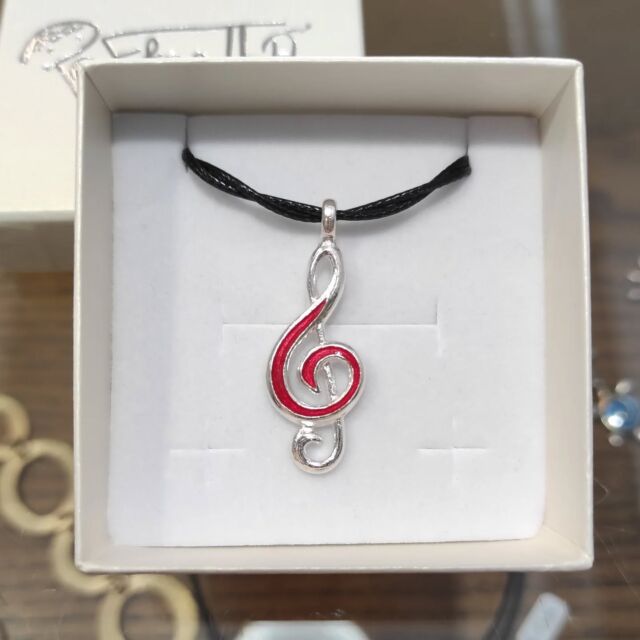✨ Unicità in ogni nota ✨
Questo ciondolo artigianale firmato Raffaellá, in argento e smalto rosso, nasce dall’incontro tra musica e identità: una chiave di violino che si fonde con l’iniziale G, creando un simbolo personale, elegante e carico di significato.  Ogni dettaglio è realizzato a mano, rendendolo unico e irripetibile, proprio come chi lo indossa.
Perfetto per chi vive la musica come parte della propria essenza… o per chi vuole portare sempre con sé una “nota” speciale. 🎵❤️  🔗 Fatto a mano con passione da Raffaellá
#Raffaellá #gioielliartigianali #ciondoloargento #chiavediviolino #smaltorosso #initialjewelry #gioiellipersonalizzati #musica #fattoamano #artigianatoitaliano