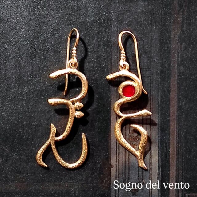 Sogna alla grande con gli orecchini "Sogno del Vento" di Raffaellá.  Questi capolavori in bronzo sono nati dall'incontro tra due parole magiche in arabo: sogno (حلم - hulm) e vento (ريح - rīḥ). Abbiamo tradotto la loro essenza in forme fluide e sinuose che catturano la luce ad ogni movimento.  Indossali e lasciati trasportare dalla loro bellezza unica. Perfetti per chi ama i gioielli con un'anima e una storia da raccontare.  #RaffaellaGioielli #SognoDelVento #OrecchiniInBronzo #GioielliArtigianali #IspirazioneAraba #DesignUnico #FattoAMano