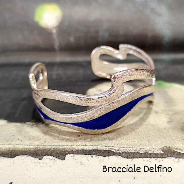 Lasciati incantare dalla libertà! 🐬 Il nostro bracciale "Delfino" cattura l'essenza giocosa di questi meravigliosi animali.  Un omaggio all'eleganza e alla libertà dei delfini che danzano tra le onde. Questo bracciale, in argento e smalto blu, è un piccolo capolavoro artigianale pronto a portare un tocco di libertà e gioia al tuo polso.  #RaffaelláGioielli #BraccialeFattoAMano #DesignItaliano #Argento925 #SmaltoBlu #IspirazioneNatura #Eleganza #ArgentoESmalto #GioielliArtigianali #Libertà #Mare #Delfini #HandmadeJewelry #MadeInItaly