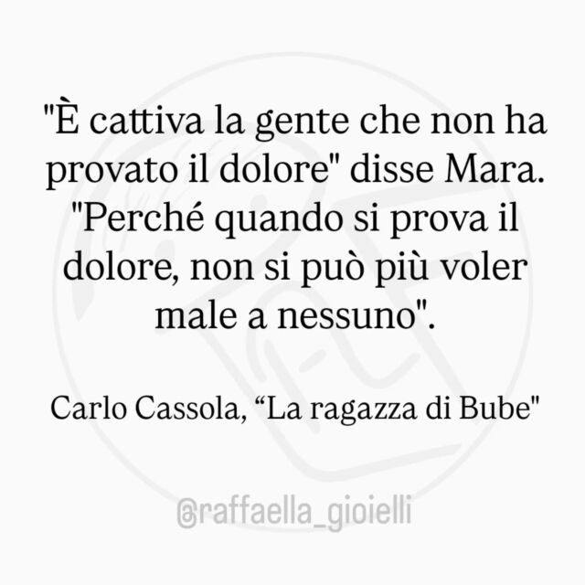 ✒️ Citazione del giorno.  Questa citazione di Carlo Cassola, tratta da La ragazza di Bube, racchiude un pensiero profondo e toccante:  Mara, la protagonista, esprime qui una riflessione sulla trasformazione interiore che il dolore può provocare. Secondo lei, chi non ha mai sofferto è più incline alla crudeltà o all’egoismo, perché gli manca quella consapevolezza che solo la sofferenza può dare. Una volta che si è conosciuto il dolore — fisico, emotivo, morale — si sviluppa empatia verso gli altri e si diventa meno inclini a giudicare o ferire.  Cassola, attraverso Mara, sottolinea come la sofferenza autentica possa rendere più umani, più compassionevoli. È un concetto che richiama una certa saggezza antica: il dolore come maestro di umanità.  #FrasiCelebri #CitazioniItaliane #CitazioniLetterarie #FrasiDaLibri #LaRagazzaDiBube #CarloCassola #LetteraturaItaliana #LibriDaLeggere #PensieriProfondi #Amolettura