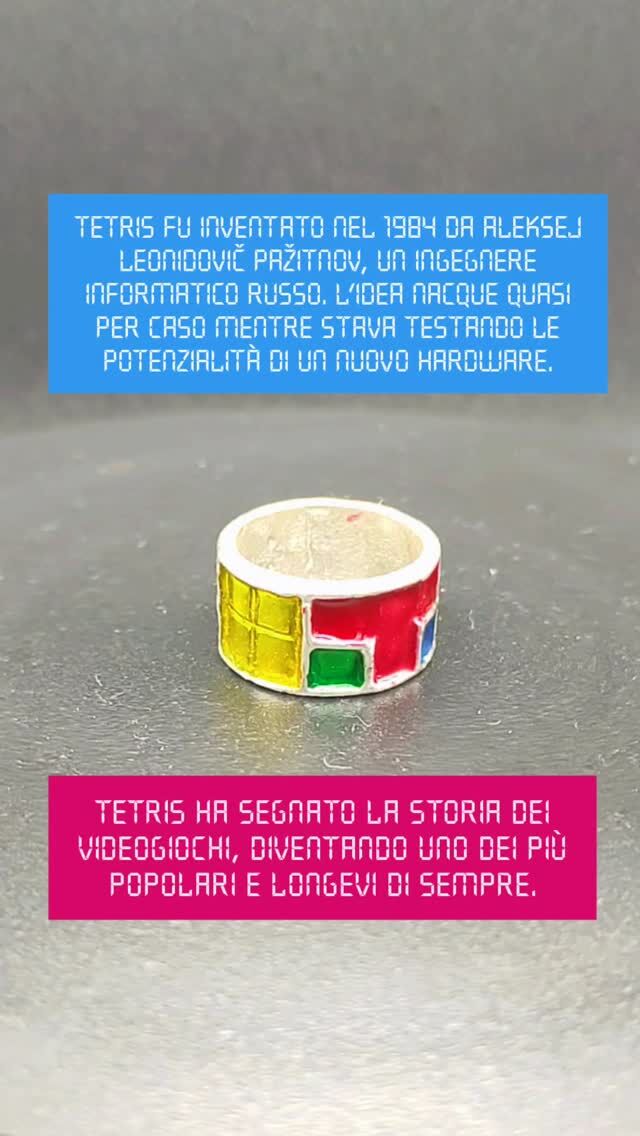 La Nascita di un Mito: Tetris!  Nel 1984, in piena Guerra Fredda, un ingegnere sovietico, Aleksej Pažitnov, crea un rompicapo rivoluzionario: Tetris. Nato quasi per gioco, su un computer Ėlektronika-60, si diffonde rapidamente oltre la cortina di ferro.  Nel 1989, il game changer: Nintendo lo include nel Game Boy. È la svolta! Tetris diventa un fenomeno mondiale, vendendo milioni di copie e trasformandosi in un'icona immortale dei videogiochi.  Ancora oggi, Tetris è amato e giocato ovunque, la prova che la semplicità geniale vince sempre!  Anello artigianale in argento e smalto colorato "Tetris" by Mauro Corvino.  #Tetris #Videogiochi #Gaming #Retrogaming  #StoriaDeiVideogiochi #AleksejPajitnov #Rompicapo #PuzzleGame #Anni80  #IconaVideogiochi #GamingCommunity #LoSapeviChe