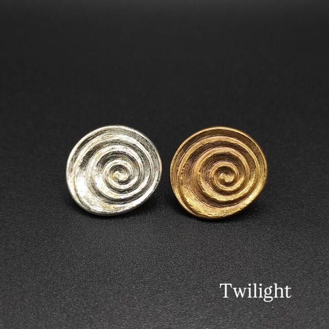 ✨ Collezione "Twilight" by Raffaellá ✨
Due essenze, una luce incantata.
Un orecchino in argento e l’altro in bronzo, come il giorno che incontra la notte.
Il modello Twilight cattura l’essenza di un mondo magico, dove gli opposti danzano in perfetto equilibrio.
Ogni dettaglio racconta un frammento di sogno, ogni curva riflette un bagliore di mistero.  🌙 Indossa la magia. Sii il crepuscolo.  #Raffaellá #TwilightEarrings #MagiaContemporanea #ArgentoEBronzo #DesignIncantato #JewelryArt