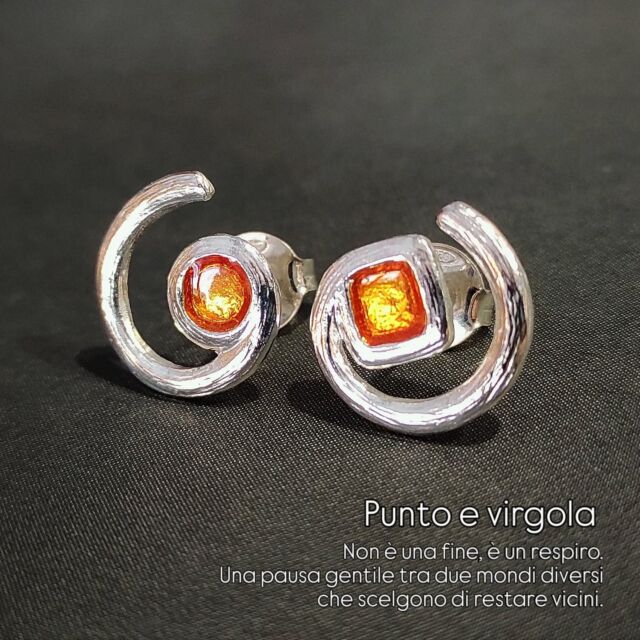 Punto e virgola.
Non è una fine, è un respiro.
Una pausa gentile tra due mondi diversi
che scelgono di restare vicini.  Come noi: diversi, imperfetti, meravigliosamente umani.  Orecchini in argento e smalto dorato,
un segno di luce per chi crede
che la bellezza nasca proprio da ciò che ci distingue.  Raffaellá — Gioielli che parlano il linguaggio delle emozioni.  Raffaellá Gioielli Artigianali 
Via Giuseppe Mantellini 18B, Roma 
www.raffaellagioielli.it  #Raffaellá #PuntoEVirgola #DiversiMaInsieme #GioielliPoetici #BellezzaNelleDifferenze #DesignConAnima