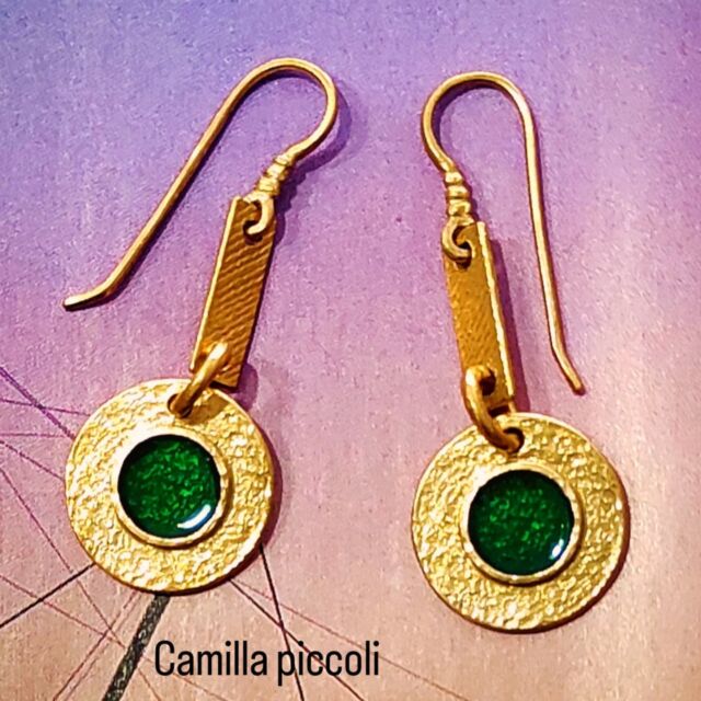 Camilla – L’arte in un dettaglio.
Orecchini artigianali in bronzo e smalto verde scuro,dal design raffinato e dalla presenza discreta ma indimenticabile.  Creati a mano, pensati per chi ama l’eleganza autentica.  Raffaellá, dove ogni gioiello racconta una storia.  Raffaellá Gioielli Artigianali 
Via Giuseppe Mantellini 18B, Roma
www.raffaellagioielli.it  #Raffaellá #OrecchiniCamilla #GioielliDiCharme #EleganzaItaliana #BronzoESmalto #ArtigianatoDiLusso #MadeInItaly