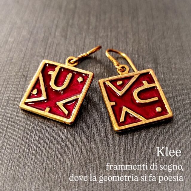 🌙 Modello “Klee” – Raffaellá  C’è una danza silenziosa tra linee e colori,
un sussurro che nasce tra arte e forma.
Gli orecchini “Klee” sono piccoli frammenti di sogno,
dove la geometria si fa poesia
e ogni dettaglio racconta un’emozione astratta.  Ispirati all’immaginario di Paul Klee,
parlano la lingua dell’invisibile,
quella che solo l’arte – e chi la indossa – sa comprendere.  Indossali come si indossa un pensiero leggero,
un’idea che prende luce,
un gesto che diventa stile.  ✨ Raffaellá. Dove il gioiello incontra le emozioni.  #Raffaellá #OrecchiniKlee #GioielliPoetici #PaulKleeInspiration #ArteDaIndossare #AnimaInForma #DesignSensibile