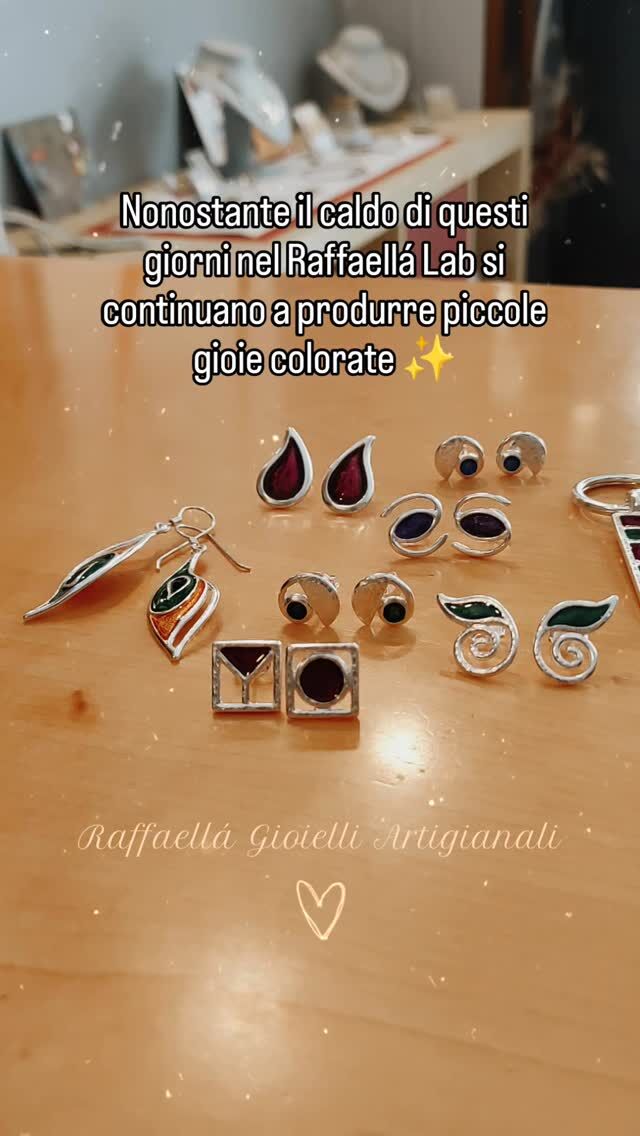 L'Arte Indossabile di Raffaellá 🎨✨  Siamo innamorati della bellezza che racconta storie, e proprio per questo creiamo gioielli artigianali in argento e smalto colorato che sono vere e proprie opere d'arte da indossare. Ogni pezzo di Raffaellá Gioielli nasce da un'ispirazione profonda, unita a un design ricercato che si distingue.  Non è solo un gioiello, è un frammento di storia, un'emozione trasformata in forma. Dietro ogni smalto vibrante, ogni curva d'argento, c'è la passione e la dedizione di chi li realizza, mani esperte che trasformano materie preziose in creazioni uniche.  Indossare un gioiello Raffaellá significa portare con sé un pezzo di cuore, un simbolo di artigianalità e un tocco di colore che illumina ogni tuo momento.  Scopri la collezione e lasciati incantare! Link in bio.  #RaffaellaGioielli #GioielliArtigianali #Argento #SmaltoColorato #HandmadeJewelry #DesignRicercato #FattoAMano #GioielliUnici #PassioneArtigiana #MadeInItaly