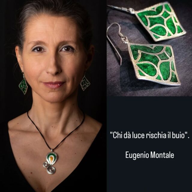 C'è chi sceglie di essere un faro, di squarciare la notte con la propria luce. Non è un compito facile.  In quel gesto, in quella generosità di splendore, si cela un rischio intrinseco. "Chi dà luce rischia il buio." Così ci insegna con profonda saggezza il grande Eugenio Montale, in un verso che risuona potente.  Questa frase non è solo un avvertimento, ma anche un inno silenzioso a tutti coloro che non temono di consumarsi, anche solo un po', per illuminare il cammino altrui. È il coraggio di chi si espone, sapendo che donare la propria energia può lasciare una sensazione di vuoto, ma anche la certezza di aver fatto la differenza.  #Montale #Poesia #LuceEOmbra #Coraggio #Ispirazione #Riflessioni #EssereLuce #FrasiCelebri #PensieriProfondi