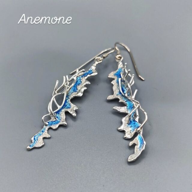 🌊 Orecchini "Anemone".  Leggeri come un sussurro d’acqua,
gli orecchini Anemone danzano come petali sommersi, tra luci liquide e silenzi blu.  In argento e smalto azzurro, racchiudono la grazia nascosta dei fondali marini, dove la bellezza non grida, ma incanta.  Un frammento d’oceano da portare con sé.  Creato da Mauro Corvino per Raffaellá - dove i gioielli che raccontano storie.  #Raffaellá #OrecchiniAnemone #GioielliPoetici #FondaliMarini #ArgentoArtigianale #SmaltoAzzurro #JewelryWithSoul #MadeInItaly