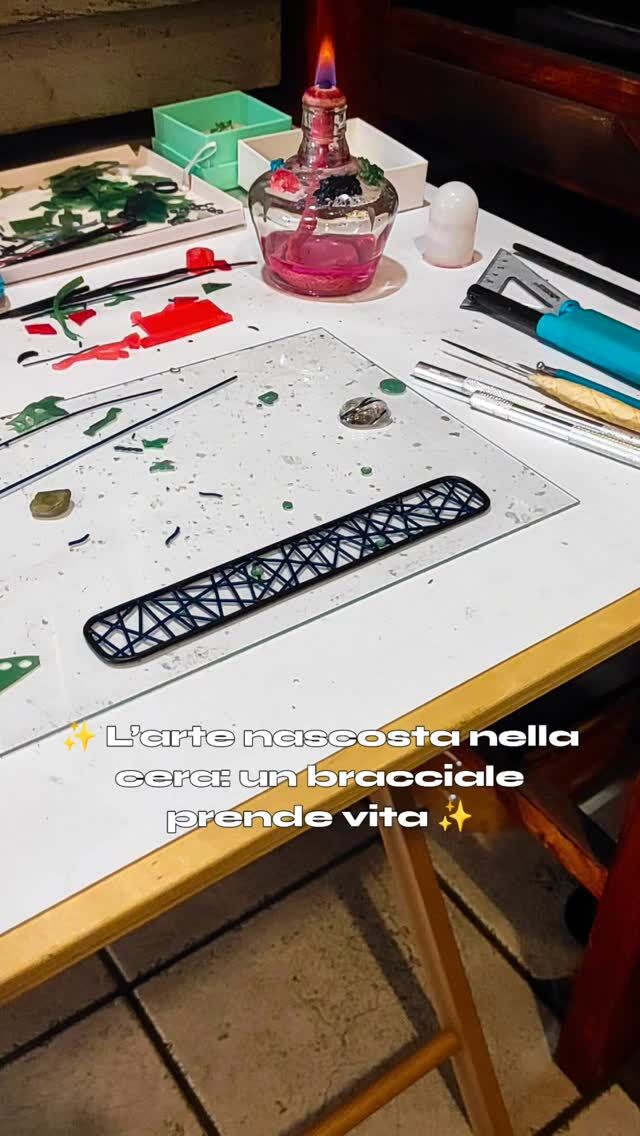 Tutto inizia da un materiale effimero: la cera, morbida, modellabile, fragile.
Tra le mani diventa forma, movimento, dettaglio.
E poi… scompare.  È questo il cuore della tecnica della cera persa: un gesto antico in cui la cera si sacrifica per dare vita al metallo.
Un passaggio invisibile, quasi magico, dove la materia si trasforma e si rivela.  🔍 In questo reel ti porto dentro il processo, per farti vedere quello che solitamente resta nascosto:
il momento in cui nasce il gioiello.  Non è solo una tecnica: è poesia fusa nel metallo.
Ogni bracciale racconta un piccolo miracolo artigianale.  #GioielliArtigianali #CeraPersa #BraccialeArtistico #ArteNellaMateria #CreazioneArtigianale #JewelryMaking #PoeticaDelGioiello