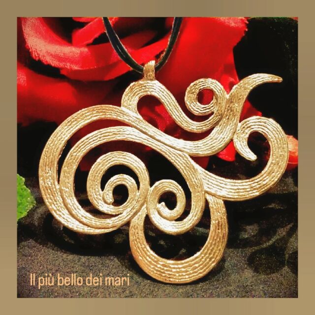 ✨ Il più bello dei mari ✨
È quello che non abbiamo ancora navigato…  Questo pendente in bronzo nasce come omaggio alla celebre poesia di Nazim Hikmet, un invito a sognare, a sperare, a guardare avanti con occhi pieni di desideri e promesse.  Forgiato a mano, unico come ogni sogno custodito nel cuore, porta con sé il profumo del mare lontano, delle parole non dette, degli abbracci ancora da dare.  🌊 “Il più bello dei mari / è quello che non navigammo...”
– Nazim Hikmet  📿 Pendente in bronzo realizzato a mano.  #artigianatoartistico #gioiellifattiamano #bronzo #pendenteartigianale #nazimhikmet #poesiaevita #ilpiùbellodeimari #gioiellipoetici #handmadejewelry #artisanjewelry #ispirazionepoetica