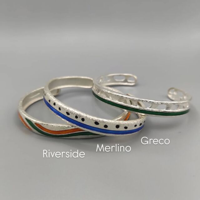 Tre stili. Un’identità.
Scopri i bracciali rigidi da uomo firmati Raffaellá:
🔹 Riverside – linee sinuose in verde petrolio e arancio solare
🔹 Merlino – dettagli misteriosi in smalto blu profondo
🔹 Greco – geometrie antiche in smalto verde bosco intenso  Realizzati a mano in argento e smalto colorato, uniscono design contemporaneo e arte orafa artigianale.  Scegli il tuo carattere. Indossalo.  🌐 www.raffaellagioielli.it  #Raffaellá #braccialiartigianali #uomomoderno #gioielliinargento #handmadejewelry #stilemaschile