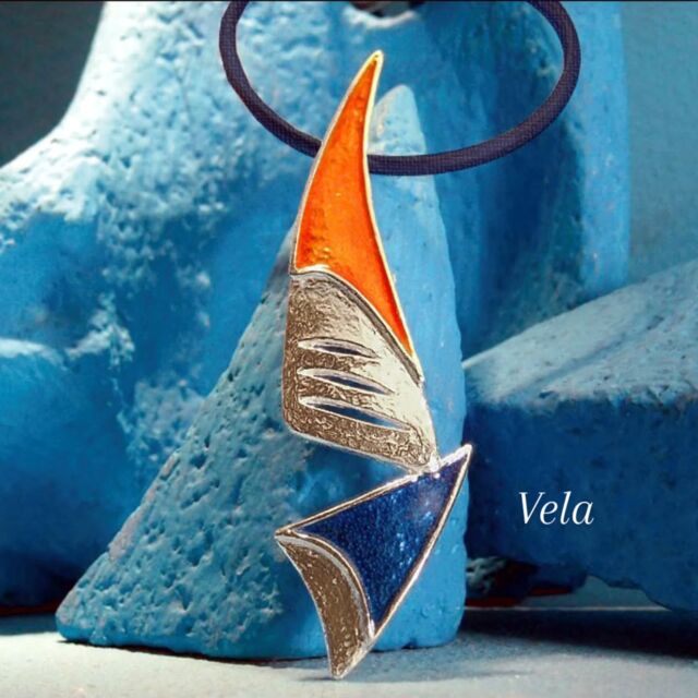 🌊💙 SELEZIONE ESTATE – Raffaellá 💙🌊
Tra onde leggere e raggi dorati,
nasce una selezione che parla il linguaggio del mare.  Argento vivo come la luce dell’alba, smalto blu profondo come l’orizzonte che sfuma nel cielo.  Ogni gioiello è una carezza d’estate,
una conchiglia che custodisce sogni, sale e silenzi.  ✨ Realizzati a mano, uno a uno, per chi ama indossare il sole, la sabbia e la libertà.  Raffaellá Gioielli – il mare, da portare con te.  #JewelryLovers #SummerVibes #BeachStyle #HandmadeJewelry #SilverJewelry #BlueJewelry #OceanInspired #SummerJewelry #ArtisanJewelry #JewelryDesign #BohoJewelry #SeaVibes #CoastalStyle #SunAndSea #ItalianJewelry #JewelryOfTheDay #SummerAccessories #JewelryAddict #MinimalJewelry #JewelryGoals