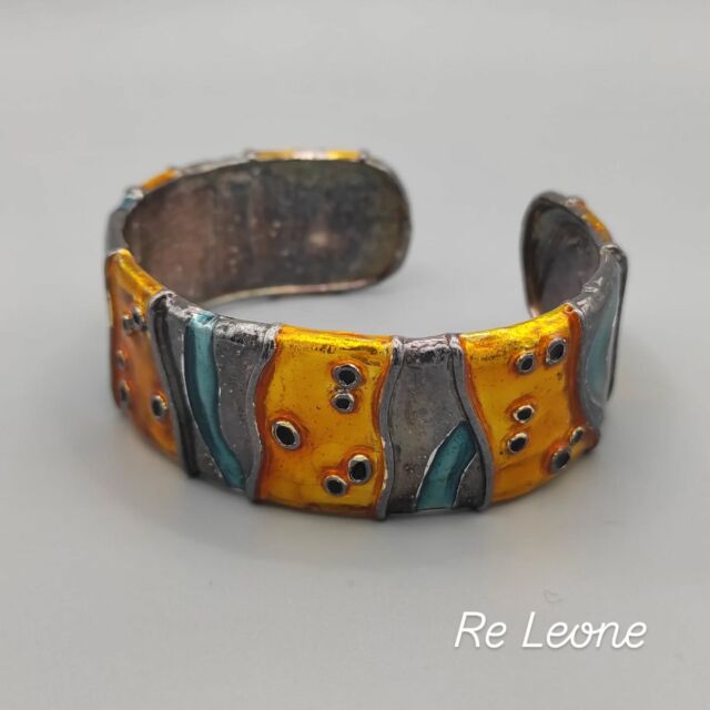 ✨ Bracciale Re Leone ✨
Un bracciale che racconta la potenza e la maestosità dei grandi felini d’Africa.  Realizzato a mano in argento brunito, con dettagli in smalto arancione e azzurro, questo pezzo unico si ispira ai paesaggi caldi e infiniti della savana: il cielo immenso, la terra rossa, e la luce dorata che accende ogni tramonto.  Un omaggio al re della savana, simbolo di forza, nobiltà e libertà.
Indossalo per portare con te il respiro selvaggio dei luoghi dove vivono i leoni. 🦁🌍  #gioielliartigianali #braccialefattoamano #argentobrunito #smalto #designitaliano #ispirazionesavana #areleone #braccialeunico #artigianatoartistico #gioiellodautore