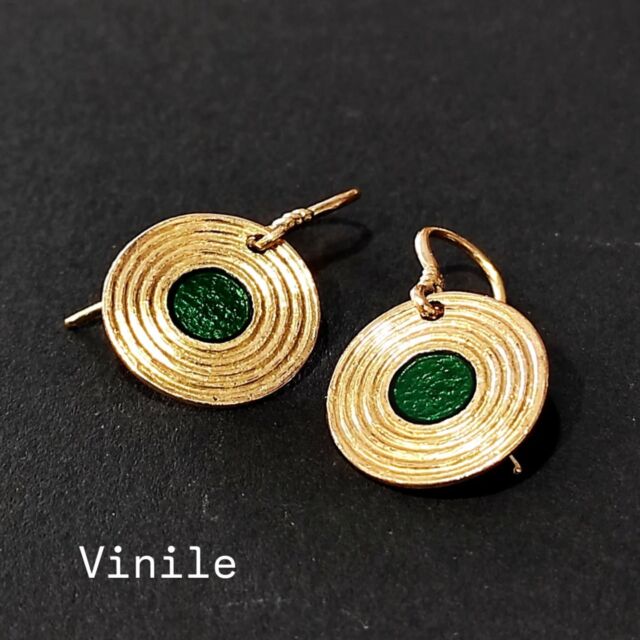 🎶 Back to vintage vibes!
Due modelli della linea "Vinile", ispirati ai vecchi dischi che giravano senza fretta, pieni di storie e musica.  ✨ Il primo in bronzo con smalto verde, intenso e vibrante come un classico soul.
🌹 Il secondo in argento con smalto rosso, deciso e brillante come un vecchio rock’n’roll.  Entrambi interamente realizzati a mano, con l’amore e l’attenzione che ogni pezzo unico merita.  🌐 www.raffaellagioielli.it  #orecchiniartigianali #gioiellifattiamano #designitaliano #bronzo #argento #smalto #vintagevibes #modelloVinile #gioielliarte #madeinitaly