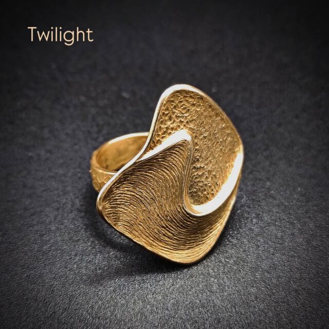 ✨ C'è un momento della giornata in cui tutto si trasforma, e noi l'abbiamo catturato in questo anello.  Ti presentiamo il nostro Twilight, un capolavoro artigianale in bronzo dalla finitura intensamente materica.  Perfetto per chi ama distinguersi con stile e autenticità.  🌐 www.raffaellagioielli.it  #AnelloBronzo #Artigianato #GioielliDesign #UnicoNelSuoGenere #Crepuscolo #StatementRing #GoldenHourVibes #MadeInItalyJewelry #WearableArt #TramontoDorato #GioielliContemporanei #TexturedJewelry #ContemporaryJewelry #DesignUnico #BoldJewelryStyle #CrepuscoloCreativo
