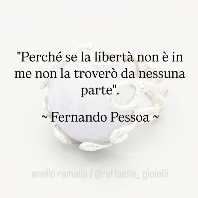 ✒️ Citazione del sabato.  > "Perché se la libertà non è in me, non la troverò da nessuna parte."
– Fernando Pessoa, Il libro dell’inquietudine  La libertà non è una meta lontana.
Non si conquista cambiando città, lavoro o persone.
È uno spazio interno, silenzioso, che impariamo ad abitare.
È la voce che ci sussurra: “sei abbastanza, così come sei”.  Oggi scelgo di cercarla dentro.
Nel respiro, nel silenzio, nell'accettazione.  #libertàinteriore #FernandoPessoa #riflessioni #poesia #mindset #citazionidelgiorno #quoteoftheday #mentalhealthawareness #crescitaspirituale #paroledautore #minimalismo #introspezione #spiritualità #autenticità #silenziointeriore