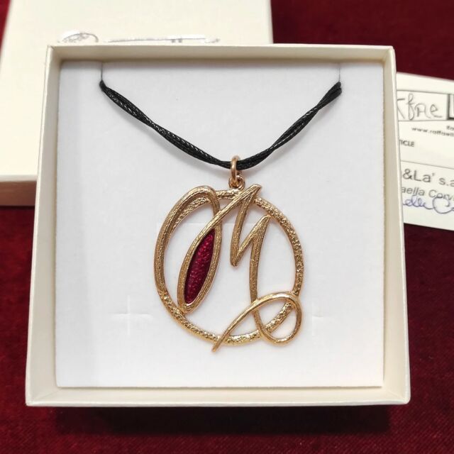 ✨ Ciondolo con iniziale M – pezzo unico ✨
Realizzato a mano nel nostro laboratorio artistico Raffaellá, questo ciondolo in bronzo con smalto rosso intenso è una vera dichiarazione di stile e personalità.  Ogni dettaglio racconta una storia, ogni curva è scolpita con cura e passione.  Non esistono copie, solo unicità. Solo te.  🔴 Un gioiello come questo non si trova ovunque.  👉 Scrivici in DM per info.
Sii originale. Sii unica. Sii Raffaellá.  🌐 www.raffaellagioielli.it  #GioielliArtigianali #PezzoUnico #InizialeM #CiondoloUnico #Raffaellá #BronzoESmalto #FattoAMano #JewelryAddict #MadeInItaly