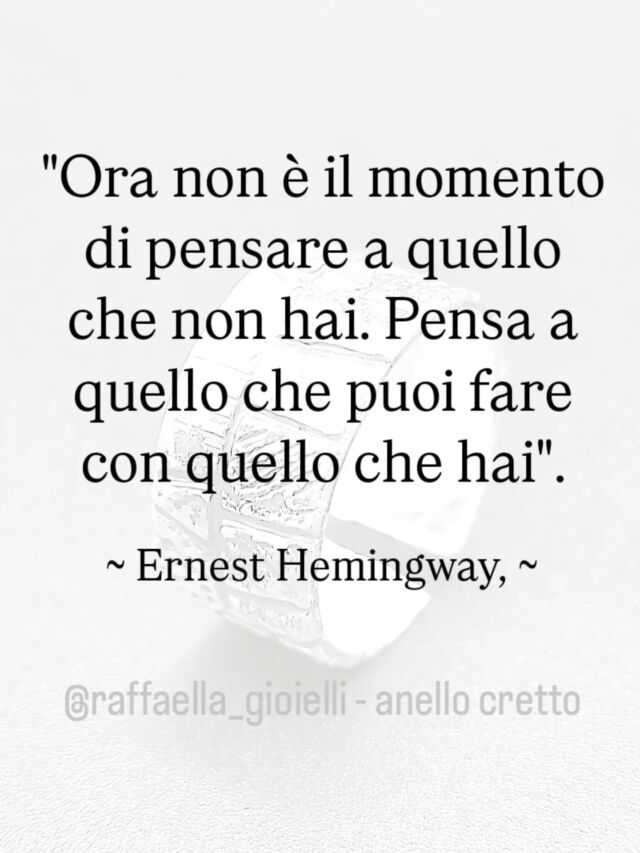 ✒️ Citazione del giorno.  C’è un’enorme potenza in queste parole.
Quante volte ci blocchiamo guardando ciò che ci manca? Il tempo, i mezzi, le risorse “giuste”. Ma la verità è che l’inizio di ogni cambiamento, di ogni creazione, è già nelle nostre mani.  Il vecchio Santiago, protagonista del romanzo, non aveva tutto. Aveva però la sua esperienza, la sua determinazione, le sue mani, il mare — e una fede incrollabile in ciò che sapeva fare.  Questo è un invito a fare spazio alla fiducia. A partire, creare, vivere... nonostante tutto.
Non serve aspettare il momento perfetto. Serve solo iniziare, con ciò che c’è.  Cosa puoi fare oggi, con quello che hai?  #ispirazione #hemingway #riflessioni #creareconlemani #artigianato #resilienza #crescitapersonale #ilvecchioeilmare